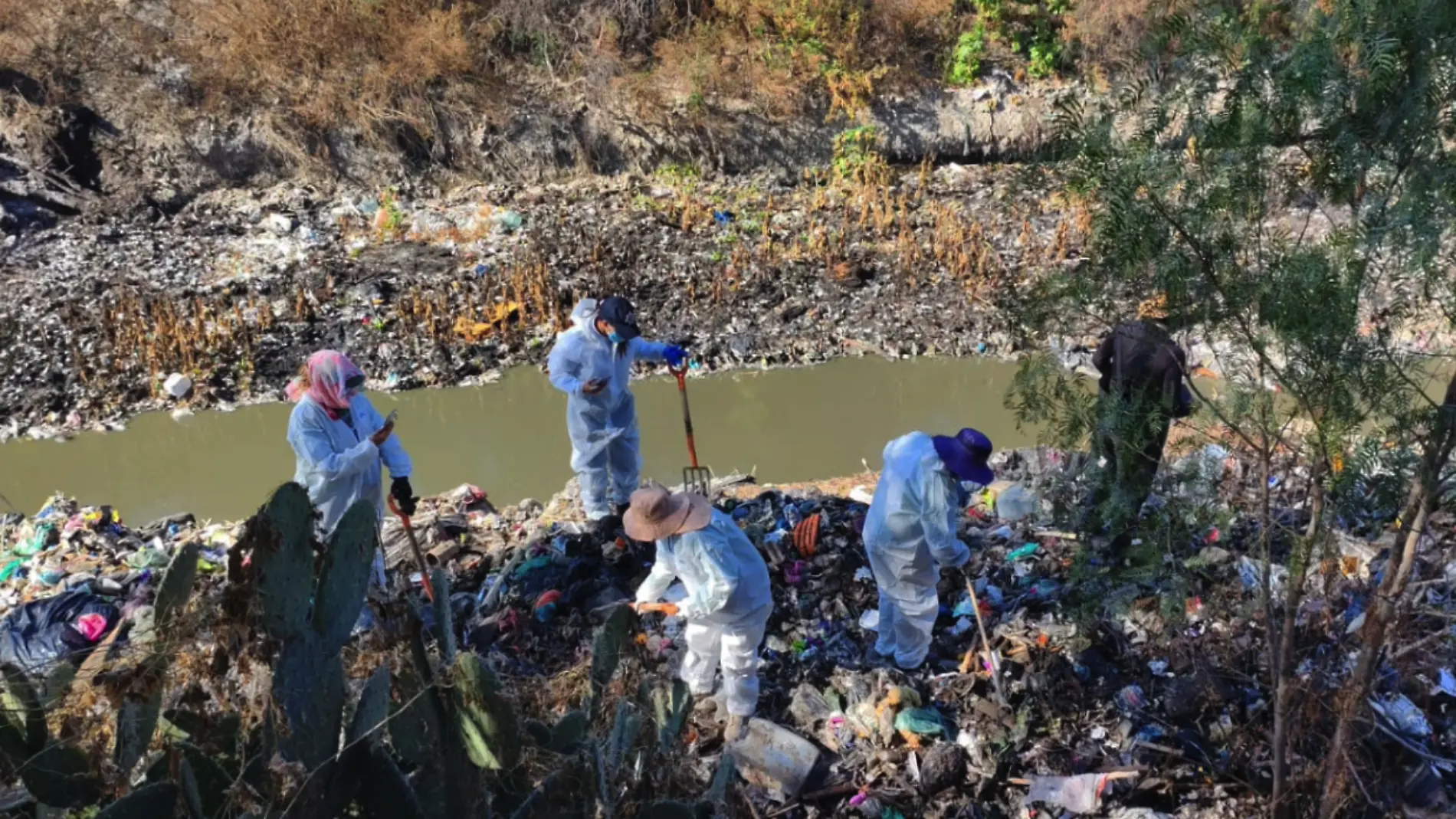 canal lleno de basura